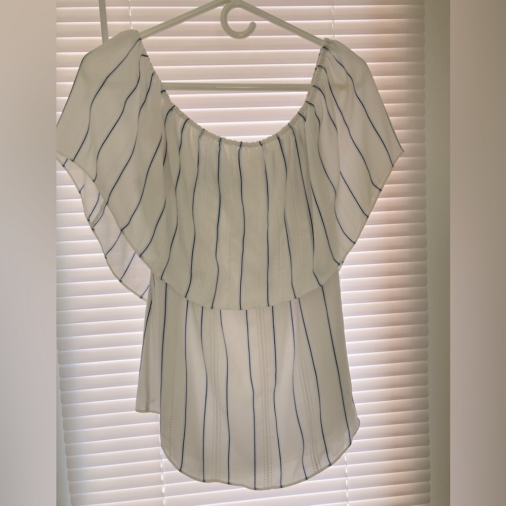 Off the shoulder blousy top with lining. Can also fit a Small.